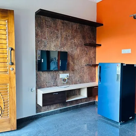 1 Bhk Next To The Beautiful Park - 402 Apartment